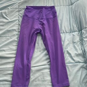 Super cute purple cropped leggings!